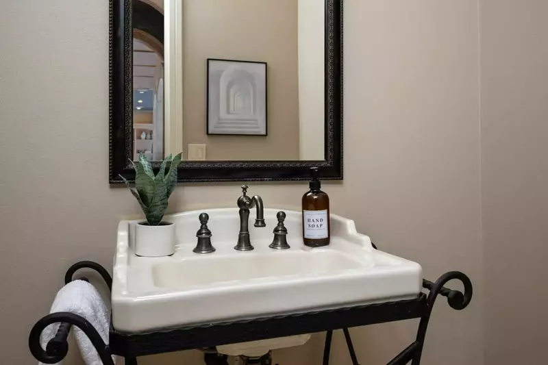 With 7.5 bathrooms everyone staying here has ample privacy.