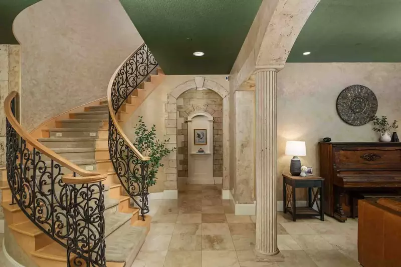 Horseshoe Haven is evocative of an Italian villa!