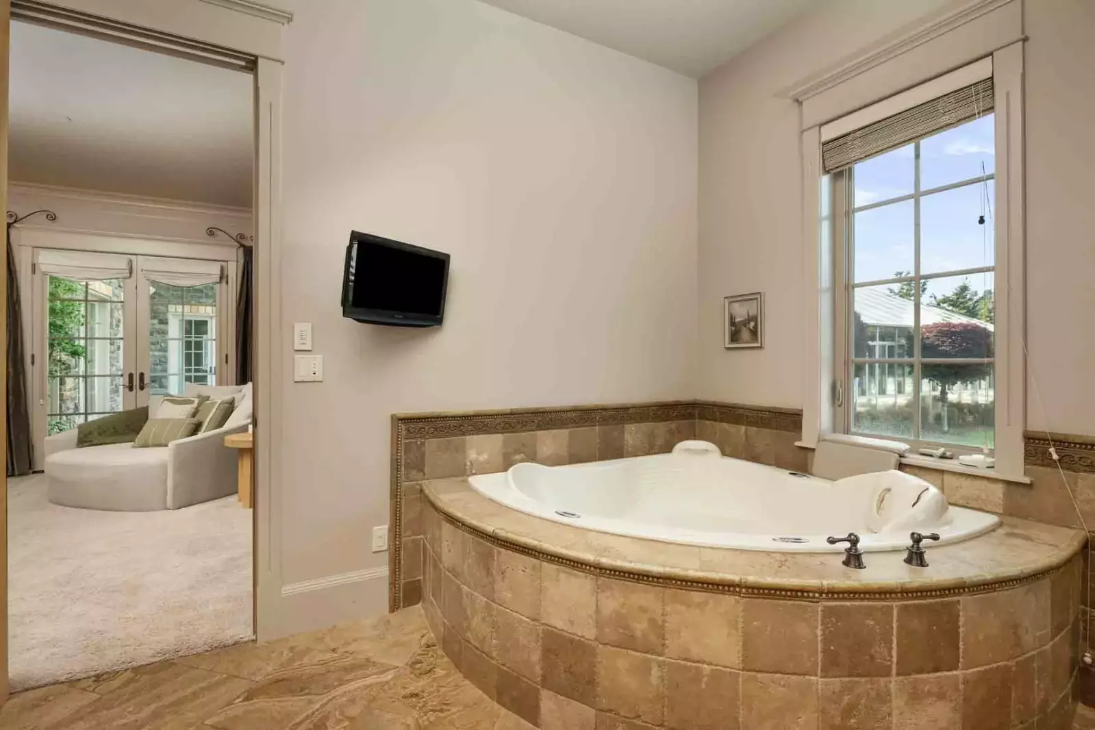 The jacuzzi tub is luxurious. You can relax while watching your favorite movie.