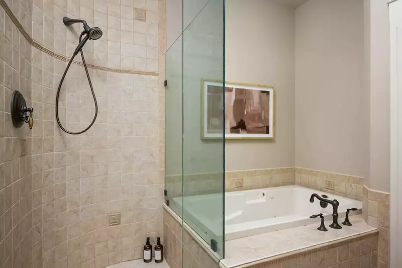 Another great bathroom with an excellent bath tub!