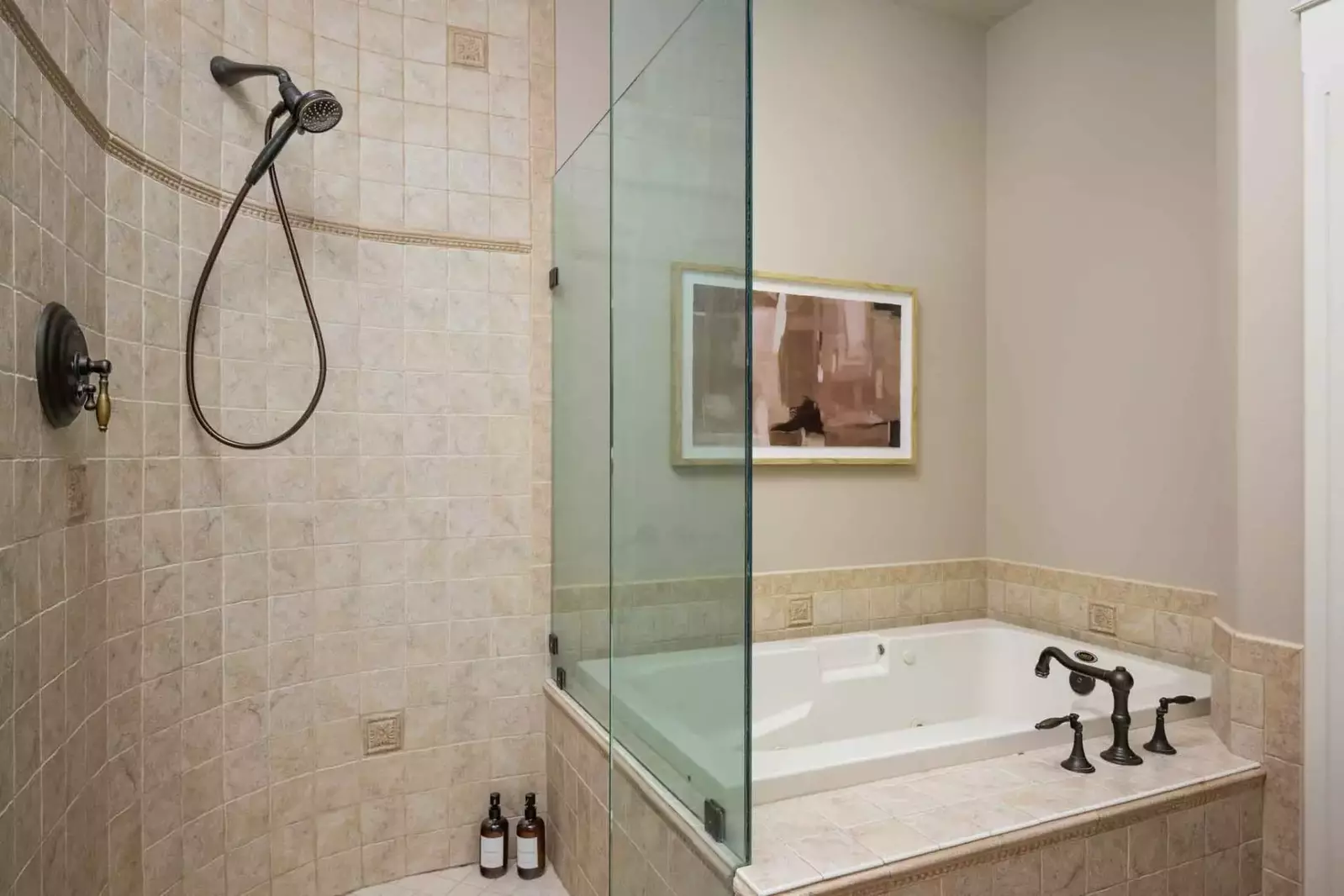 Another great bathroom with an excellent bath tub!