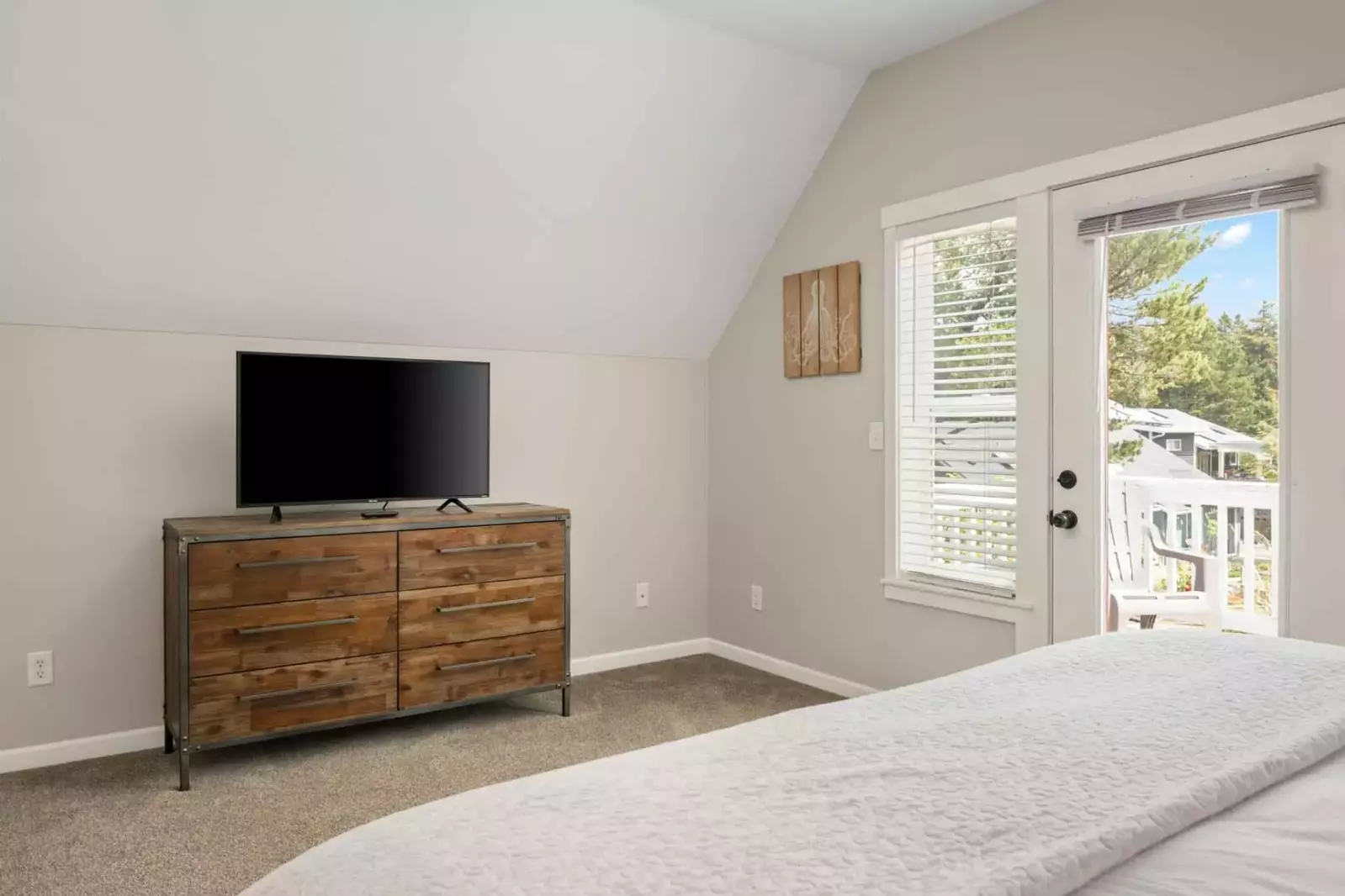 Depoe Bay is a short drive south of Lincoln City, Cannon Beach, and Seaside. Use this rental as a base camp for an Oregon Coast adventure!