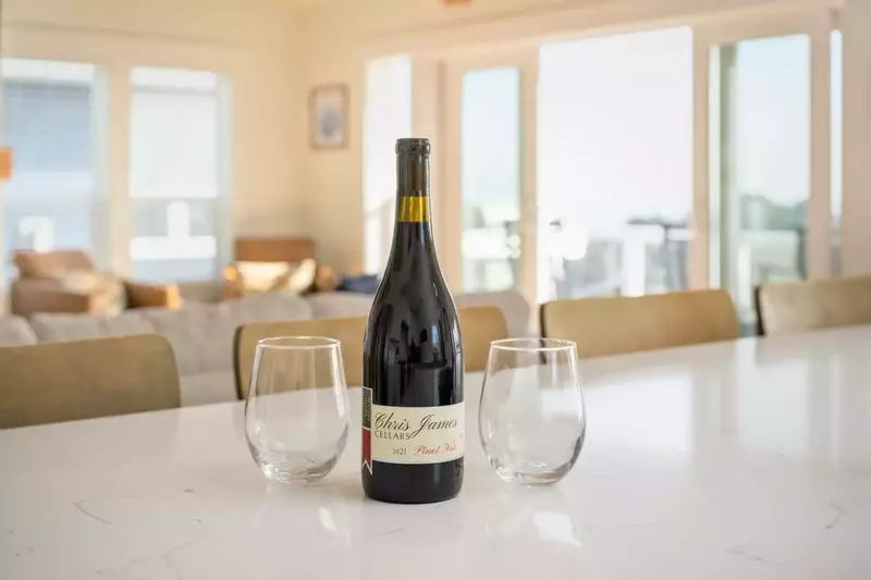 "Top floor is open with great views of the ocean. Bottle of wine was a nice touch. Instructions were easy to follow. Will book again." - Tracy