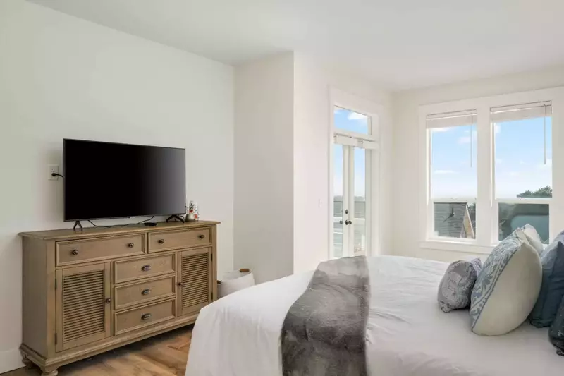 "Bigger than we expected! The highlight of the home was definitely the fourth floor with the sweeping views of the neighborhood/ocean" - Debra