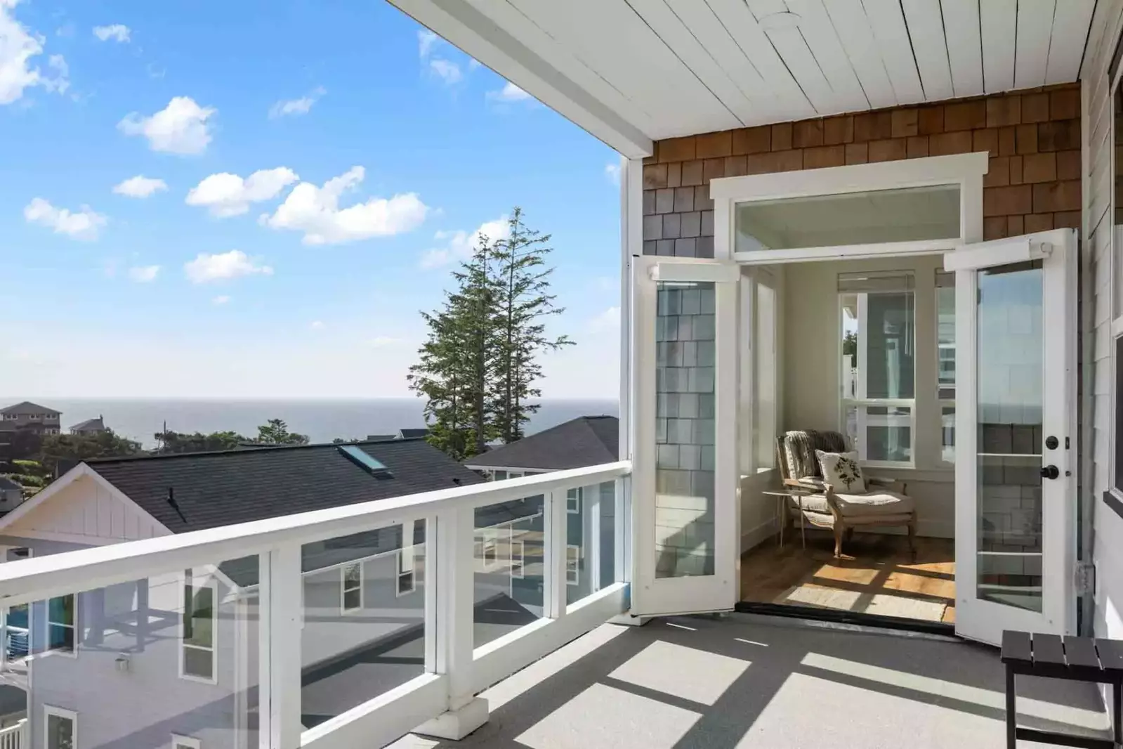 Lincoln City is a vibrat coastal town with ample shops, restaurants, bars, activities, hikes, and more!