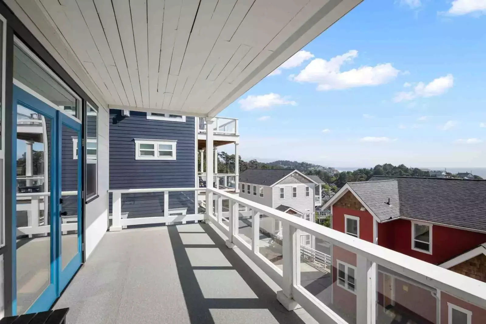 Lincoln City is south of Cannon Beach & Seaside and north of Newport. Use this rental as a base camp to explore the Oregon Coast.