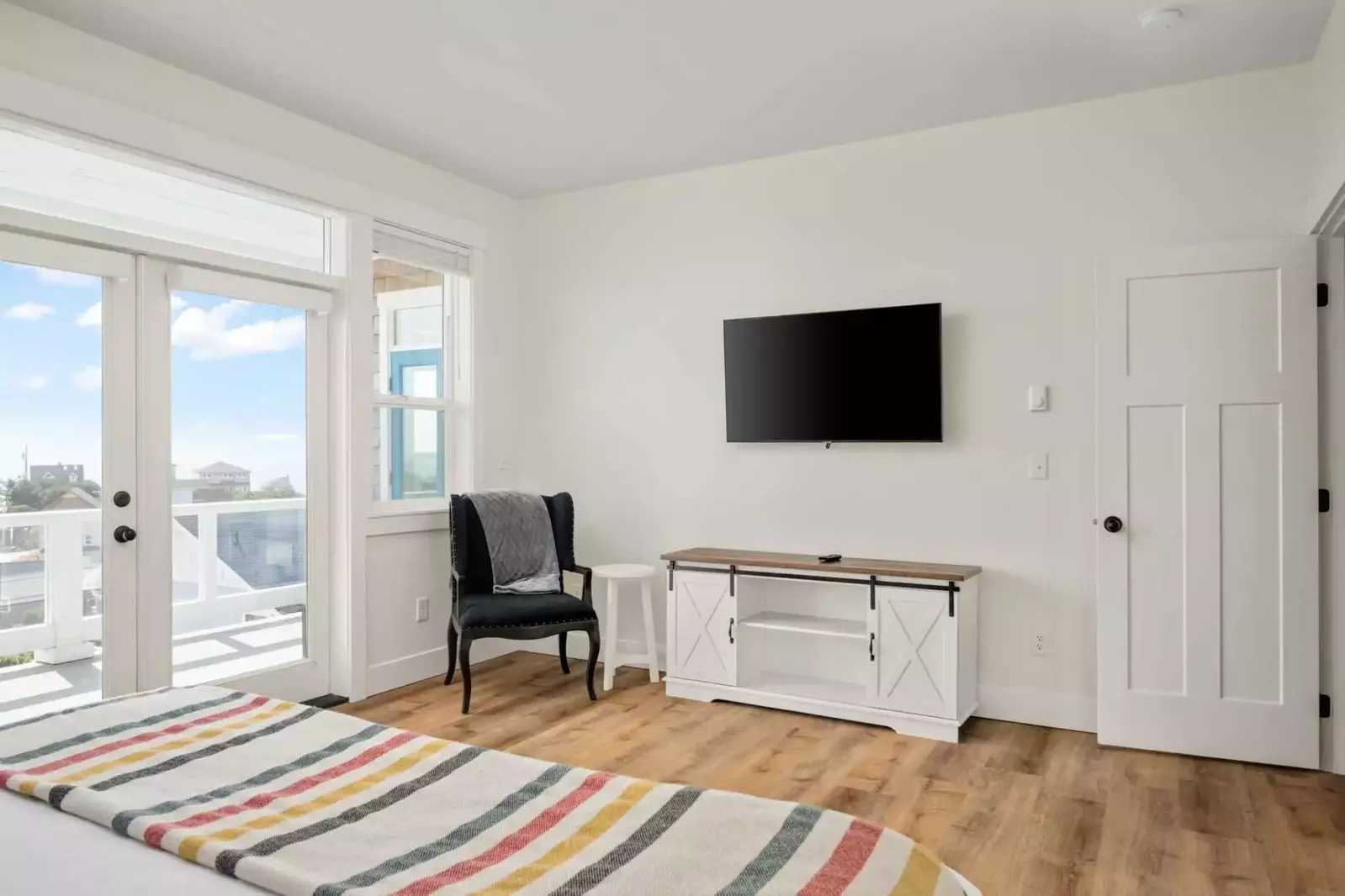 Watch you favorite movies, shows, and sports on this smart tv.