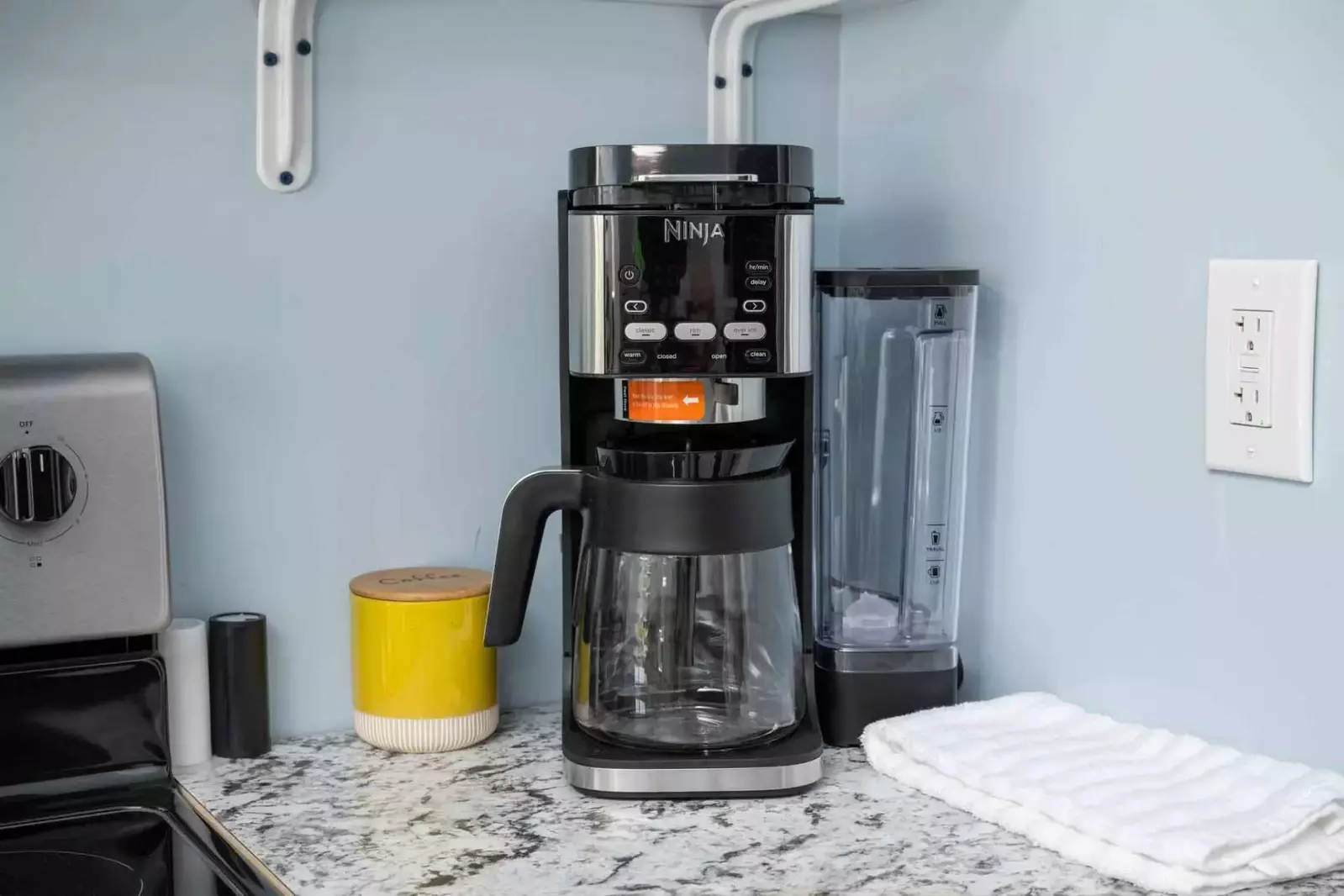 Coffee lovers are in luck as this rental provides coffee. There are also cute cafes a short walk away in downtown.