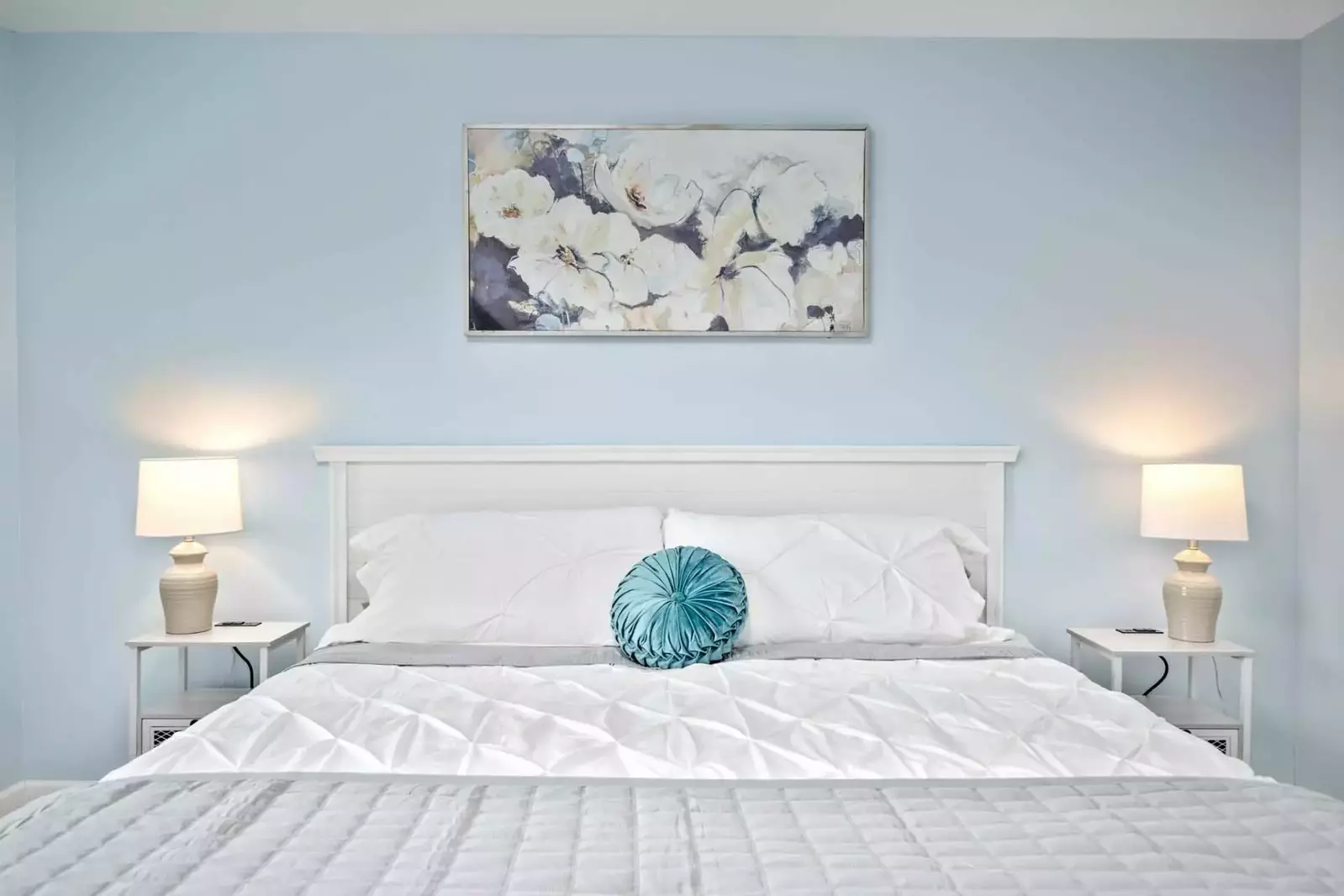 The beds were comfortable and had nice linens and pillows. Very close to the beach with easy access. Check-in and check-out went very smoothly- Julian