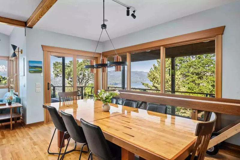 "Beautiful house, incredible view and great location." - Jen