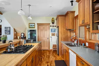 CherryView Lane is located in the cute town of White Salmon, Washington. Please reach out for local suggestions.