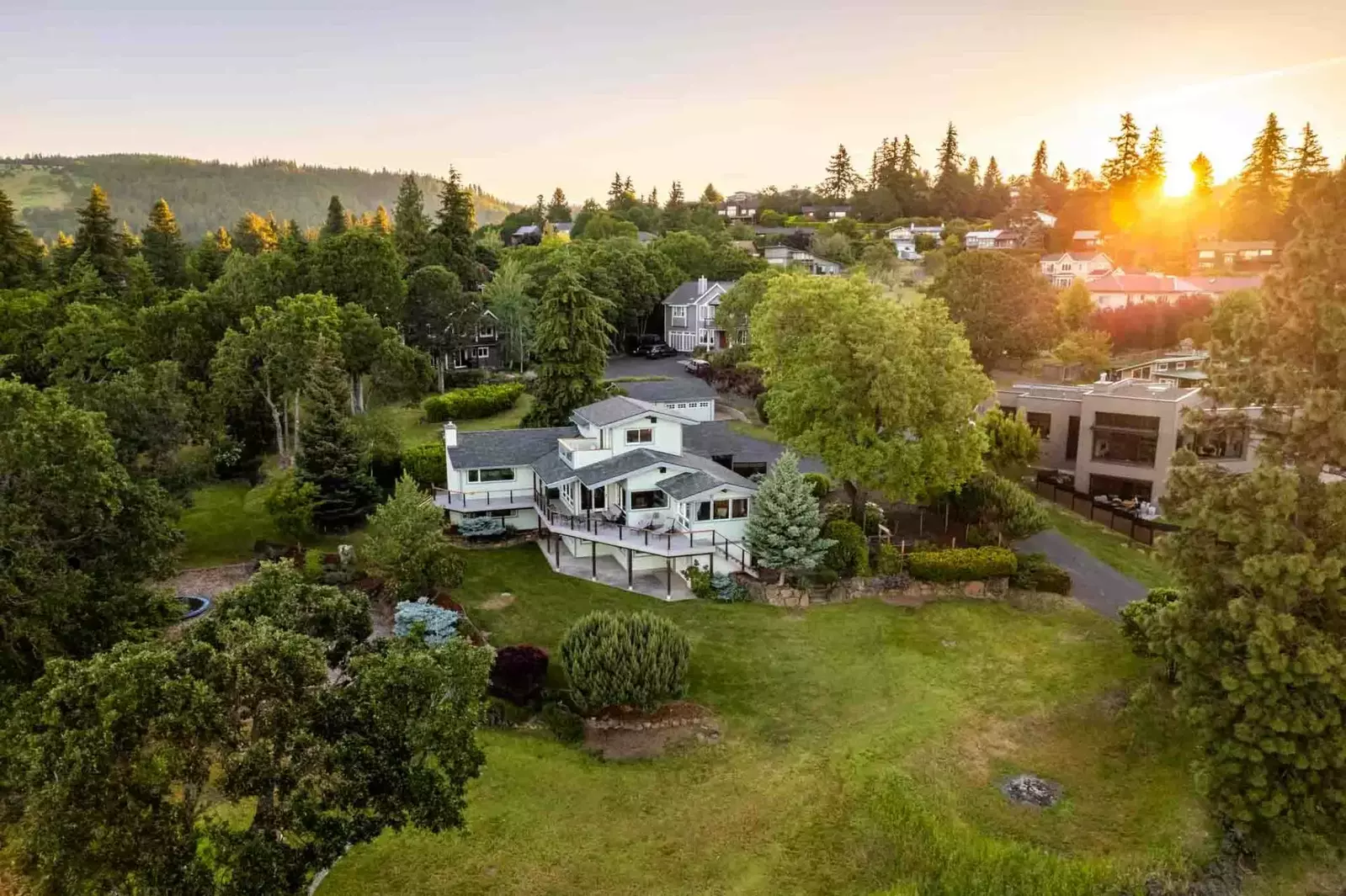 White Salmon is located near many fun adventures, such as Multnomah Falls, Hood River, Mount Hood, Beacon Rock,  the Deschutes River, and much more!