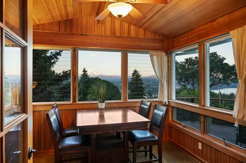 Savor striking views of the mountain and gorge while enjoying a coffee and snack.