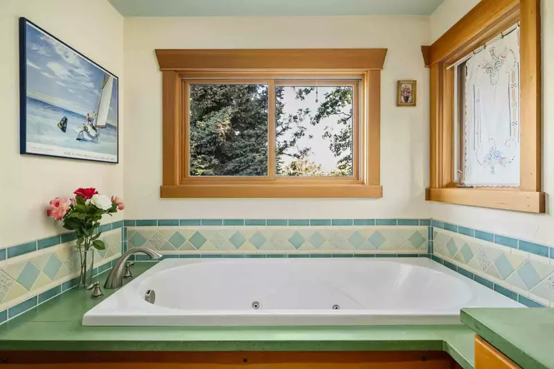 Treat yourself to a relaxing bath in the spacious tub!