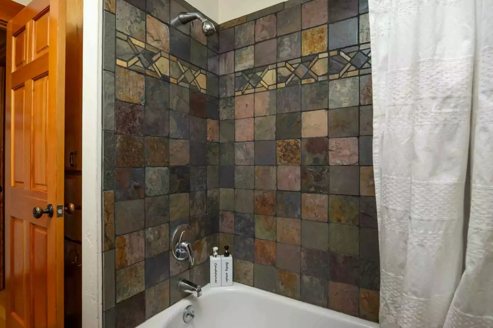 "We splurged and we are glad we did. This was the best VRBO stay we have ever had" - Kahi