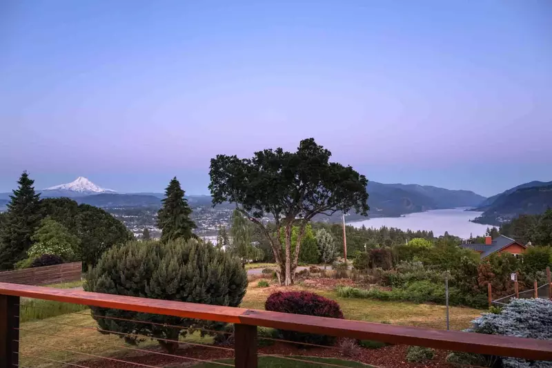 "The fire-pit was a great feature to unwind at the end of the day and the views were incredible! We would definitely stay again!" - Jennifer