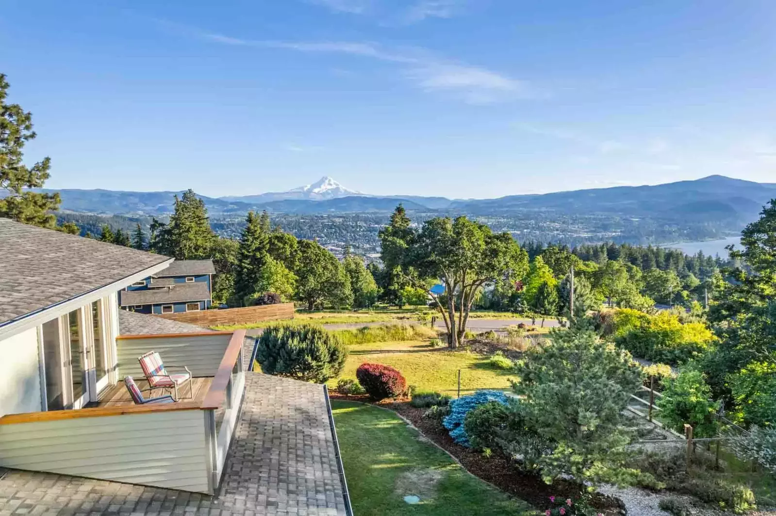 Hood River offers abundant activities such as great restaurants, wind surfing, live music, comedy, festivals, karaoke, historic tours, and more!