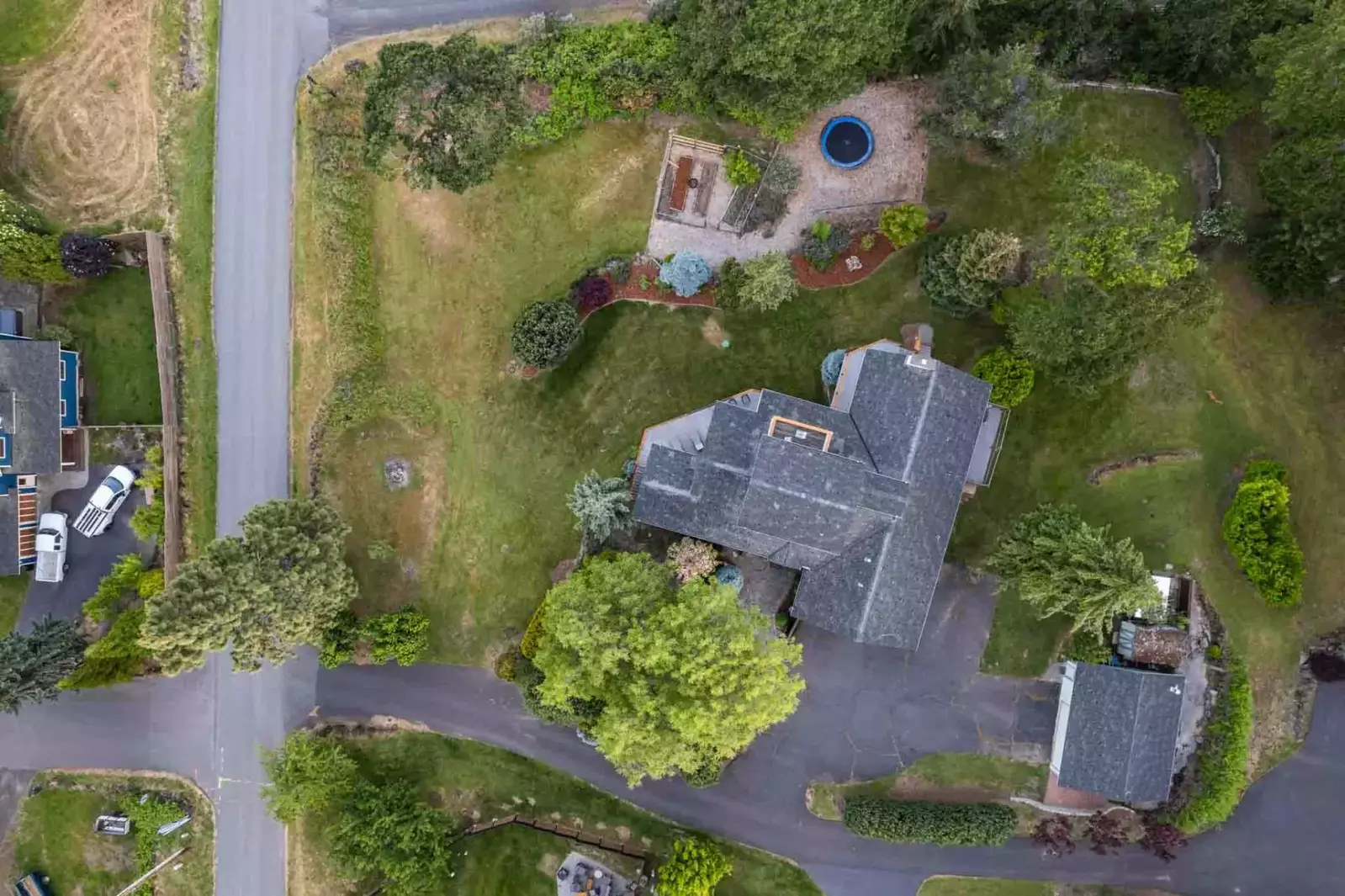 White Salmon is a peaceful town with increible access to nature along with great options for food and other activities.