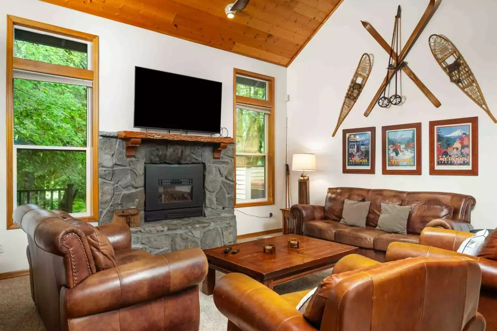The living room is a open common area perfect for relaxing and recharging after a day of Mt Hood adventures.