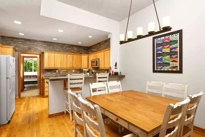 "Everything was clean and there was a perfect amount of space. Towels, toiletries, cookware. Everything was clean and neat." - Elyssa