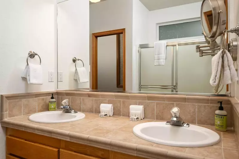 Two nice sinks and plenty of space.