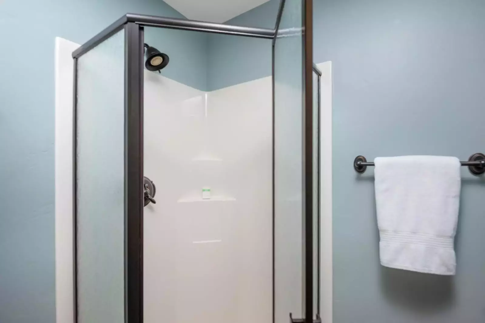 With 3 full bathrooms everyone staying here has ample privacy.