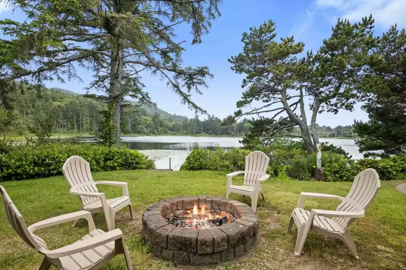 "This home on the lake with short walk to beach was perfect. Family loved kayaking on the lake and relaxing in the back yard" - Lori