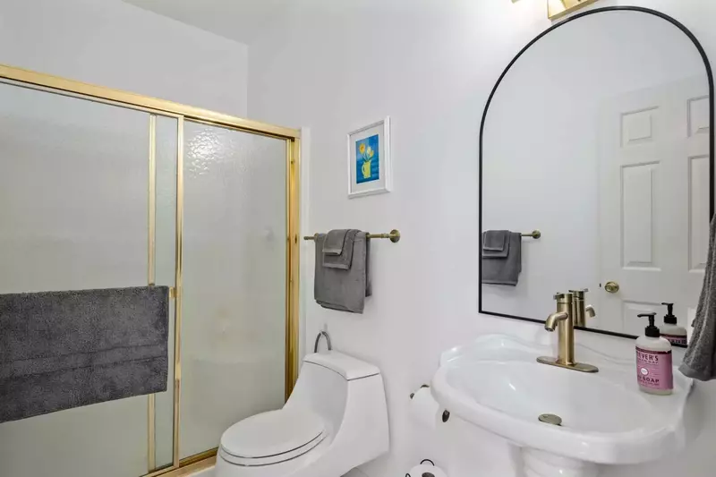 With 4 full bathrooms everyone staying here has ample privacy.