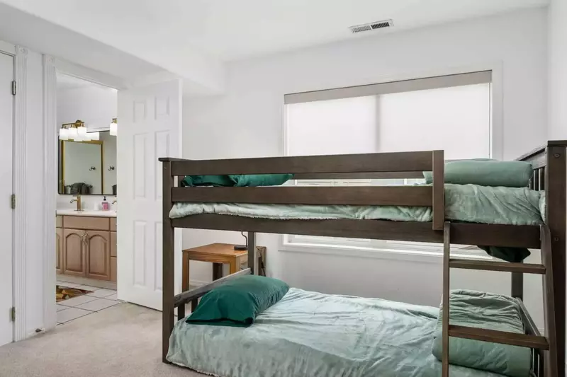 This bedroom also has an en suite bathroom.