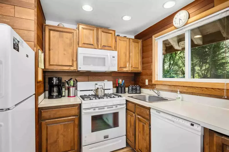 Cook delicious meals for breakfast, lunch, and dinner in this fully equipped kitchen. We suggest grabbing some seafood from a local market.