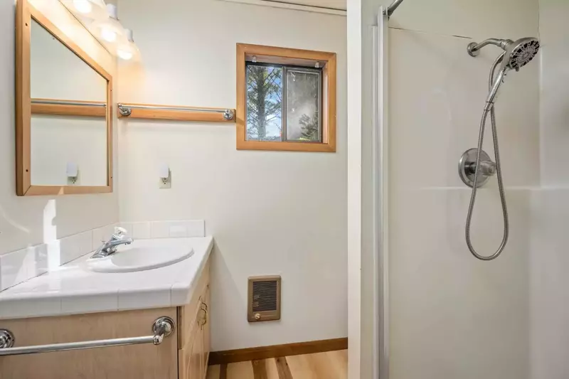 With 2 full bathrooms everyone staying here has ample privacy.