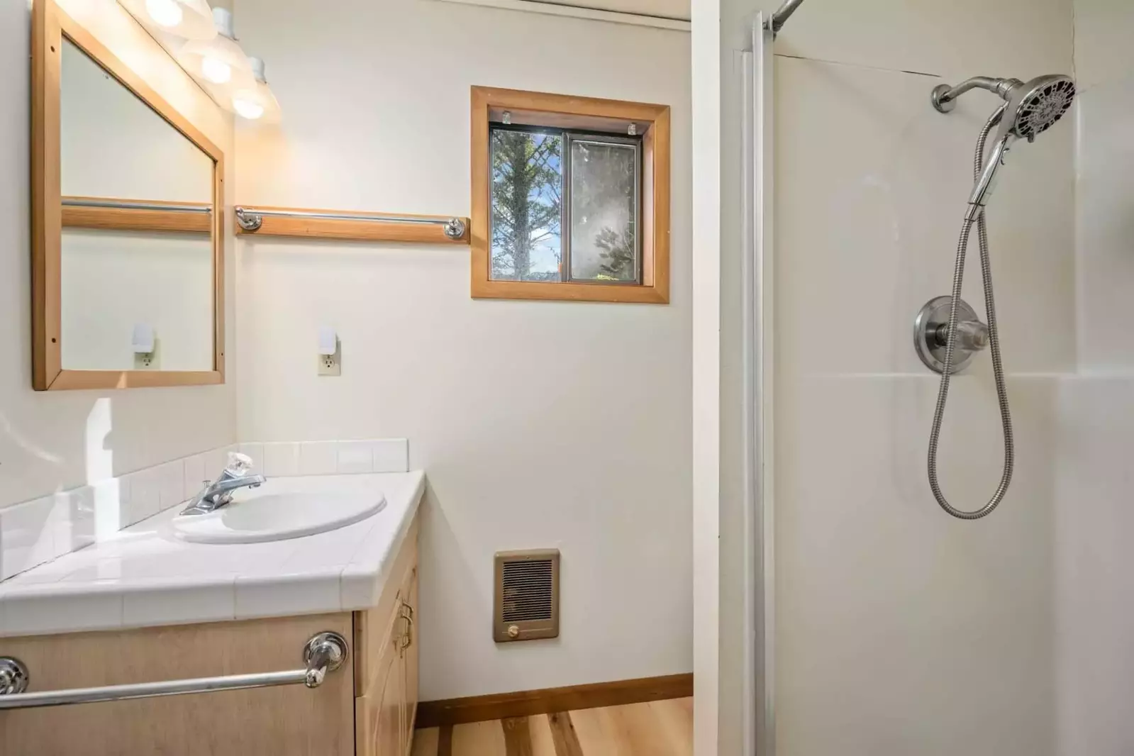 With 2 full bathrooms everyone staying here has ample privacy.