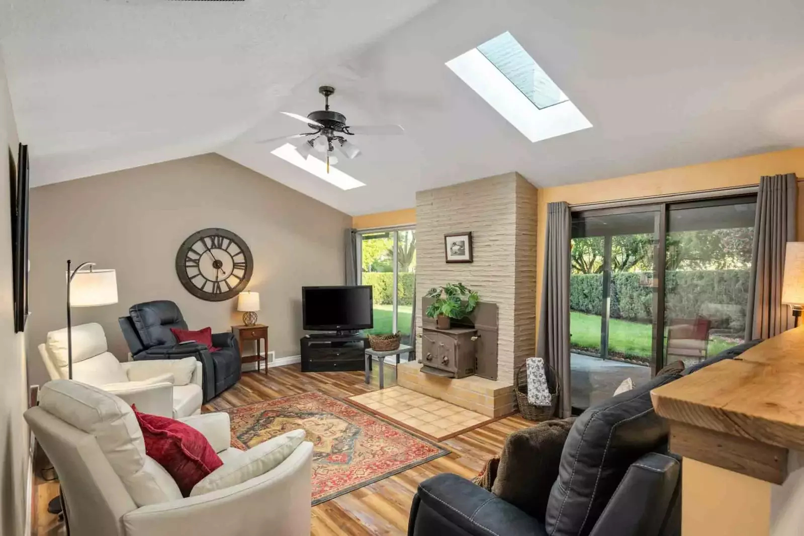 Welcome to Jim and Shirley's Cuckoo's Nest! Please enjoy this charming rental in the heart of Hillsboro.