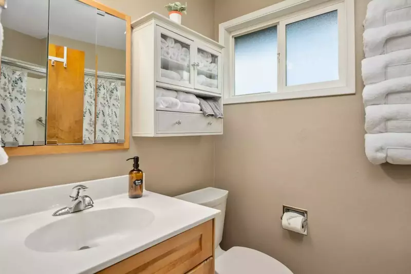 With 2 full bathrooms everyone staying here has ample privacy.