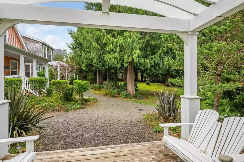 "We loved our stay! The neighborhood is adorable and we loved the ease of access to the beach (3 min walk)" - Taylor