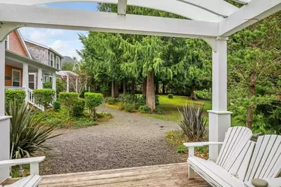 "We loved our stay! The neighborhood is adorable and we loved the ease of access to the beach (3 min walk)" - Taylor