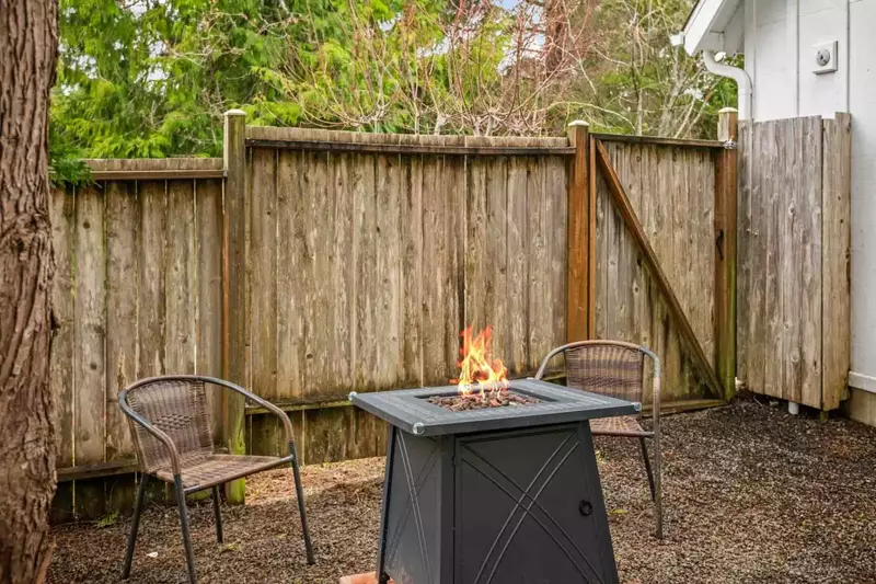 "We really enjoyed the hot tub and fire pit. Lovely neighborhood walk to the beach and the general area was quiet and felt safe." - Arta