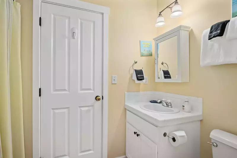 With 2 full bathrooms everyone staying here has ample privacy.