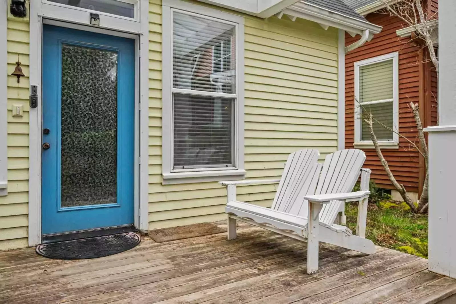 Depoe Bay is an incredibly charming town. It has lots of shops, delicious food, breathtaking ocean views, and is home to the World's Smallest Harbor!