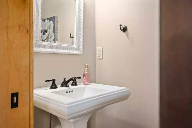 With 2.5 bathrooms everyone staying here has ample privacy.