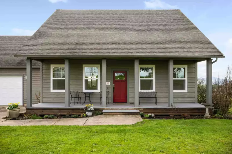 Newberg offers abundant activities such as wine tasting, live music, stand up comedy, festivals, parades, karaoke, historic tours, and more!