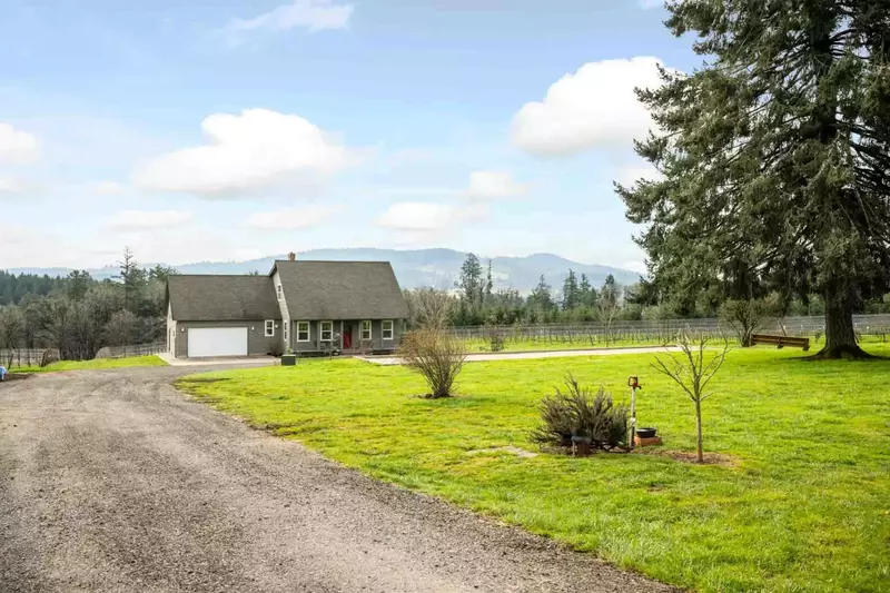 "We had a wonderful stay at the Little Farm. The house was beautifully decorated and supplied with exactly what we needed." - Peggy