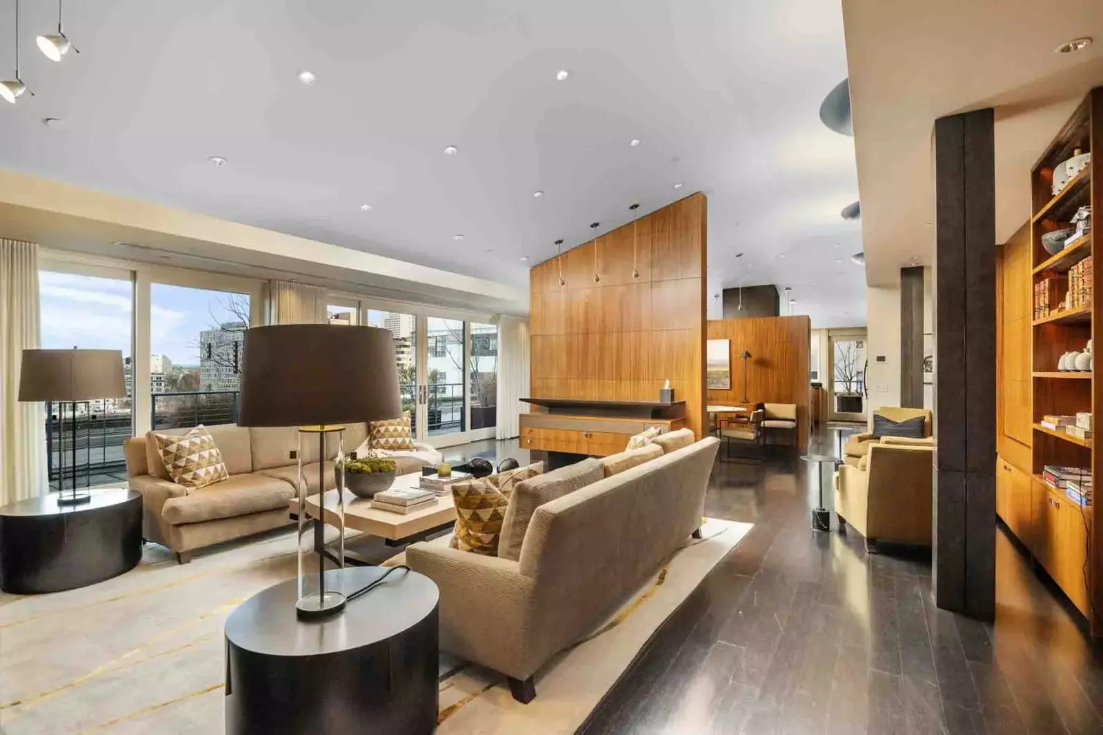 Welcome to Crane Penthouse! Please enjoy this one of a kind luxurious Portland escape in the heart of The Pearl.