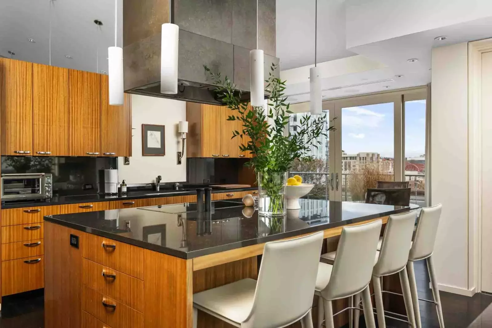 Make meals for breakfast, lunch, and dinner will being captivated by the stunning view.