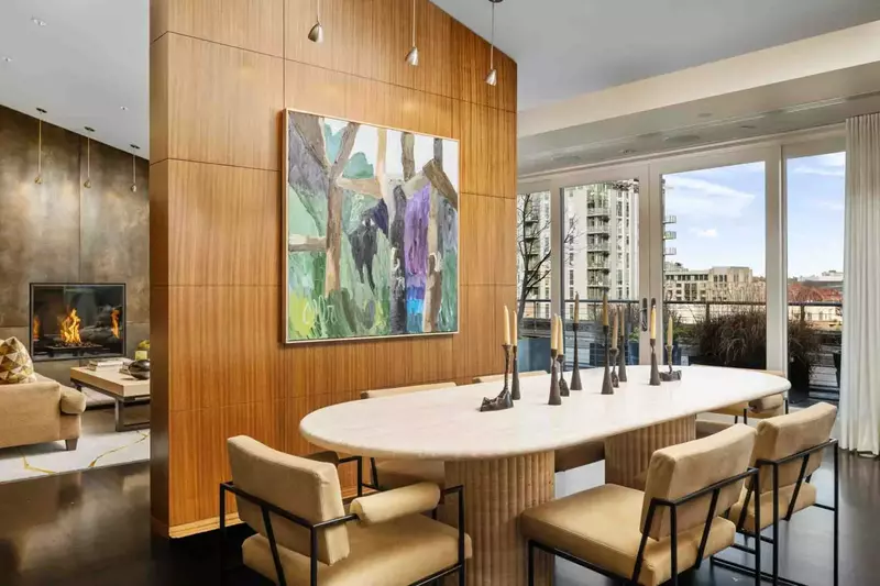 The Pearl is renowned for great food, hip bars, new buildings, shopping, and numerous art galleries.