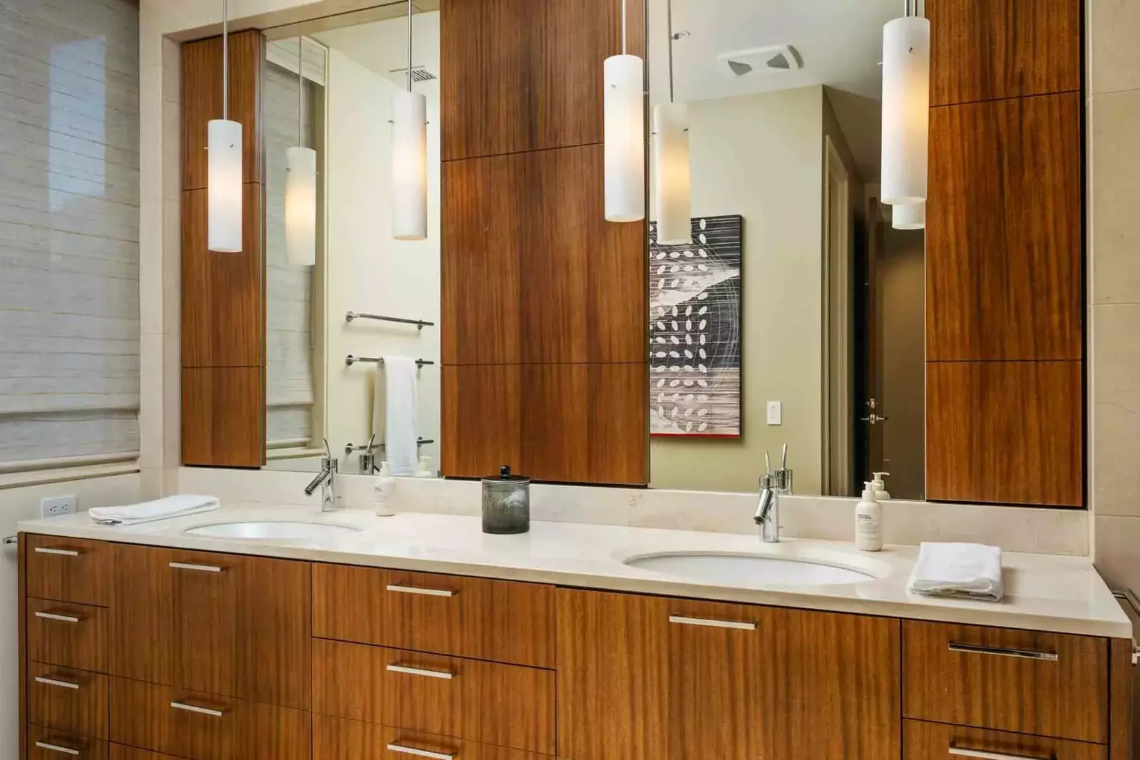 With two full bathrooms and one half everyone staying here has ample privacy.