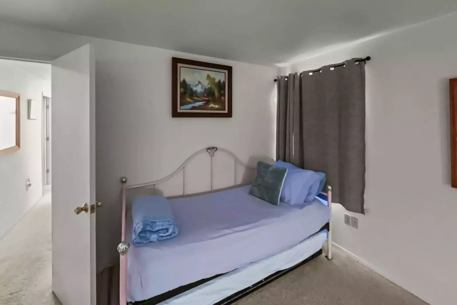 Ocean's Edge Escape is just seconds from the beach, with excellent views of the iconic Twin Rocks.