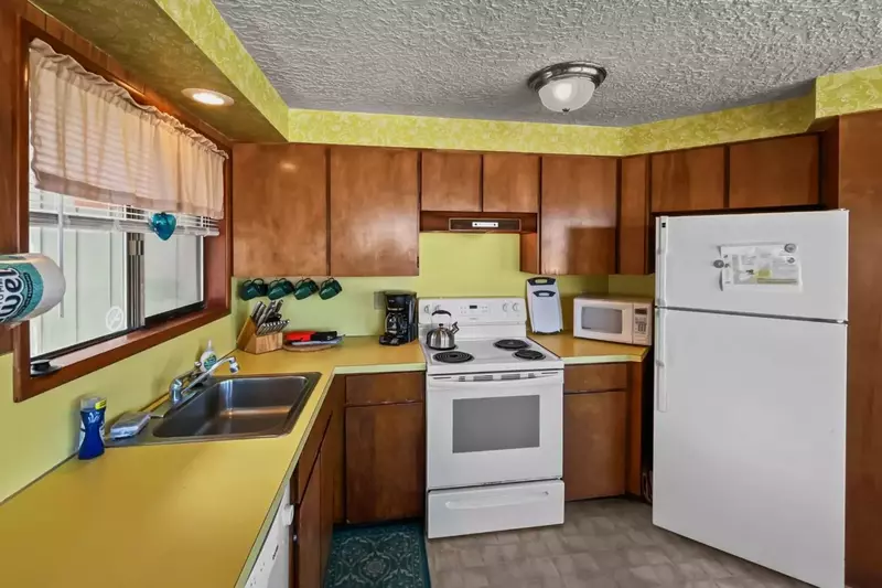 Cook delicious meals for breakfast, lunch, and dinner in this fully equipped kitchen. We suggest grabbing some seafood from a local market.