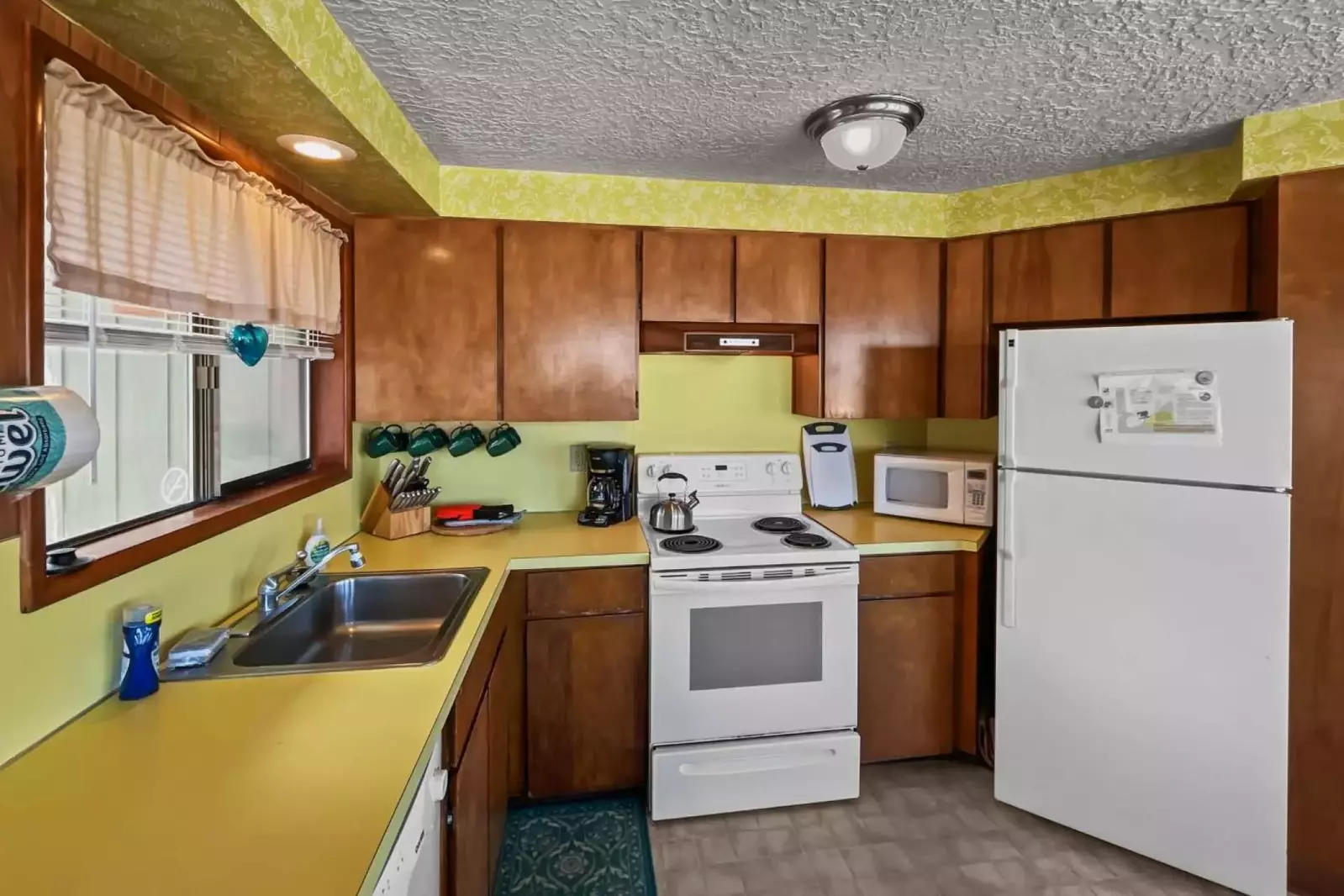 Cook delicious meals for breakfast, lunch, and dinner in this fully equipped kitchen. We suggest grabbing some seafood from a local market.