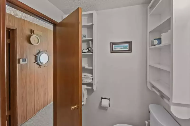 With 2 full bathrooms everyone staying here has ample privacy.